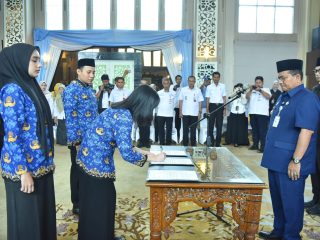 Resmi Terima SK, 43 PNS Kota Jambi Diminta Berikan Kinerja Terbaik untuk Masyarakat
